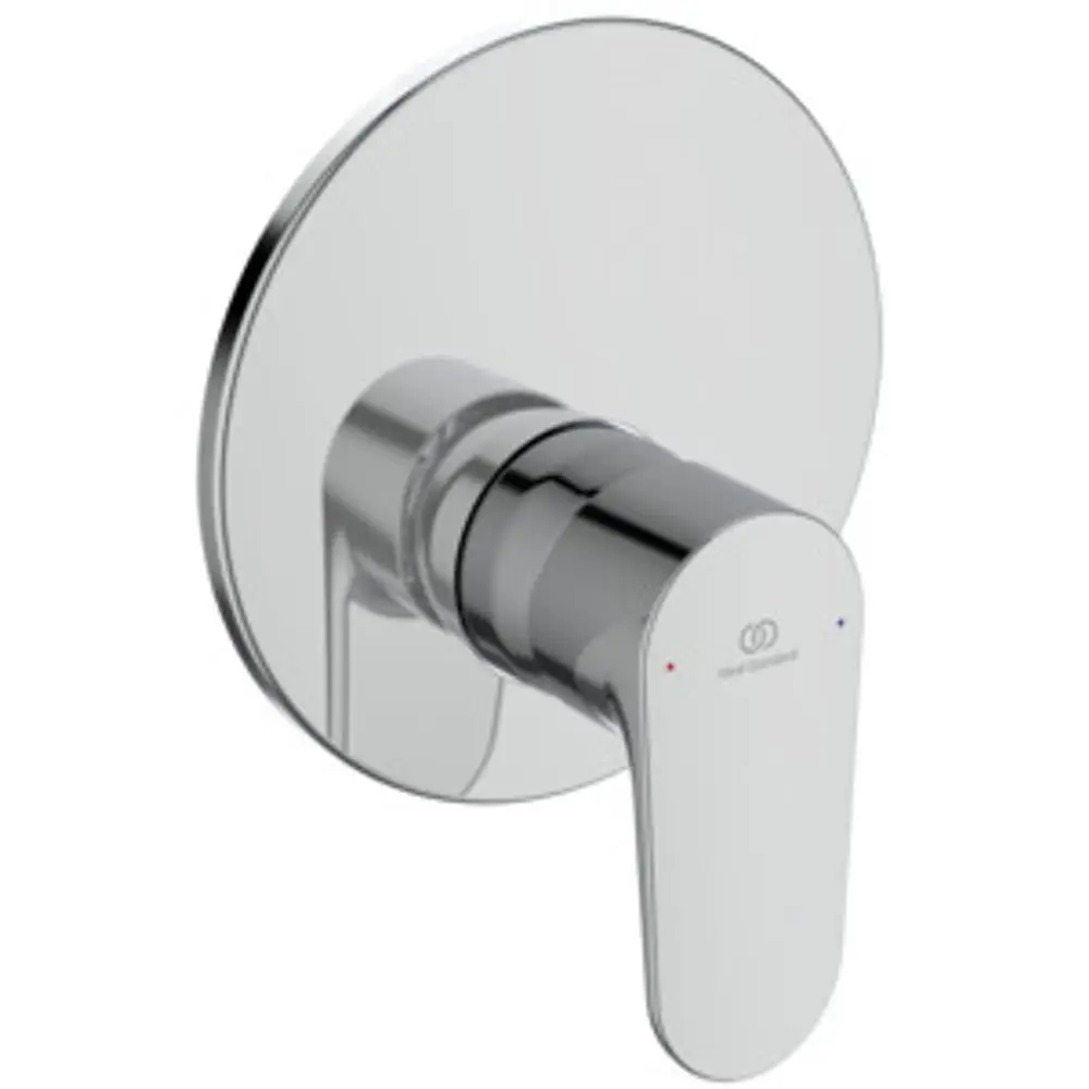 Chromene Brausearmatur von Ideal Standard mit runder Rosette und einem hebelartigen Bedienknauf für die Temperatur- und Wassermengenregulierung.